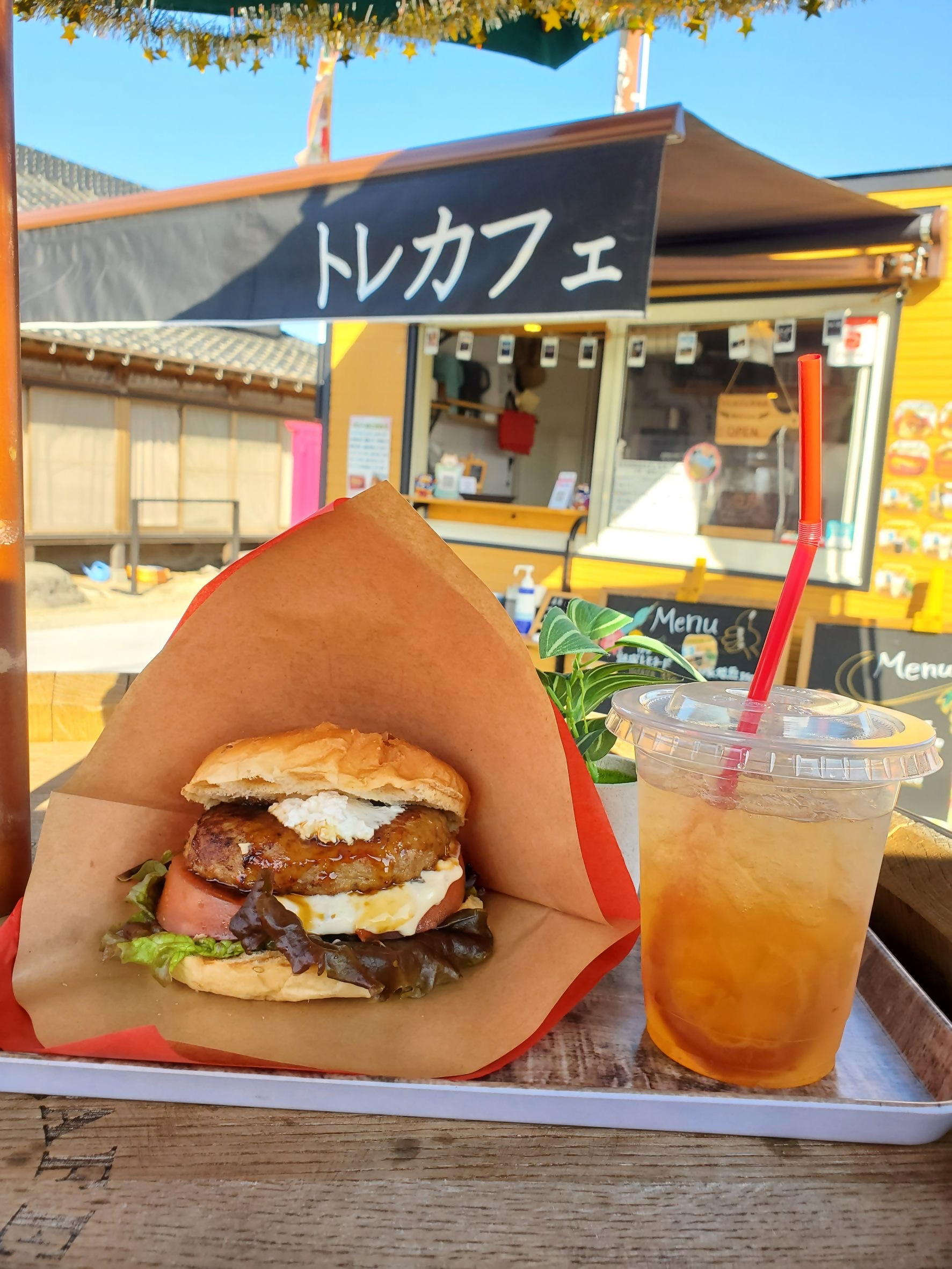 こだわりのハンバーガーとピザを楽しめます。