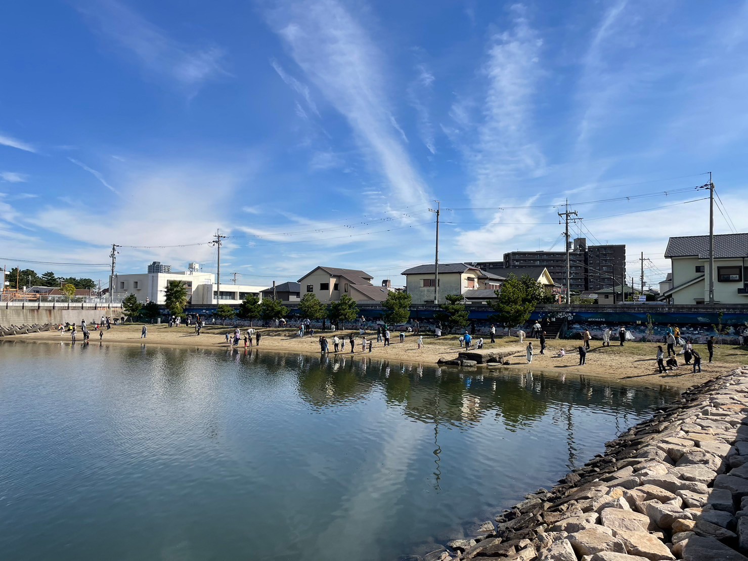 とてもいいお天気の中、たくさんの方と清掃活動、稚魚・ナマコの放流などをおこないました！