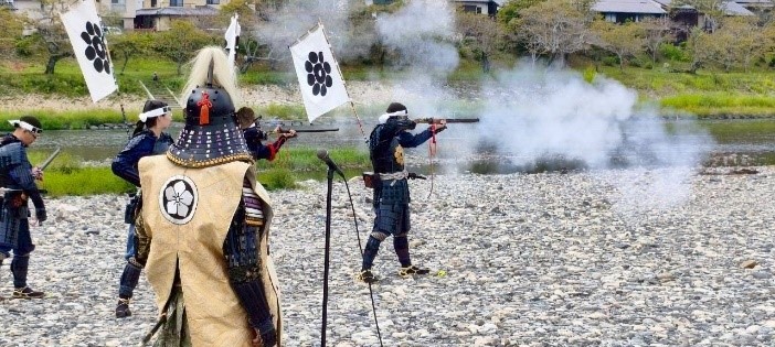 錦帯橋下河原での演武の様子