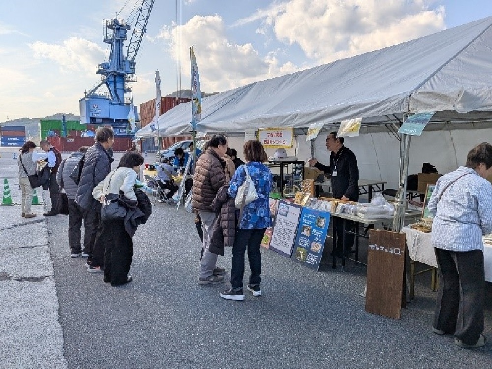 岸壁にて特産品等の販売